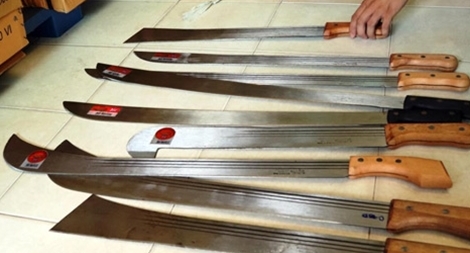 Phát hiện "kho" vũ khí thô sơ, công cụ hỗ trợ khổng lồ trong cửa hàng bách hóa